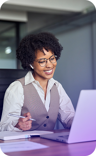 solution-communication Woman using a computer